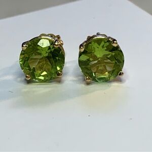 14kt Gold Green Peridot Stud Earrings! Stunning